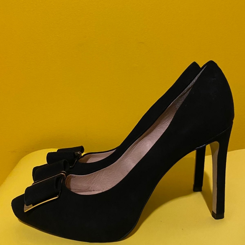 LOUISE et CIE Black Leather Suede Heels Gold Trim Bow Pointed Toe Pump Size: 8B - Picture 4 of 8